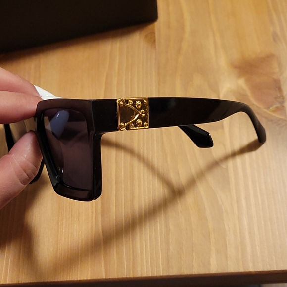 Sunglasses - Picture 5 of 6